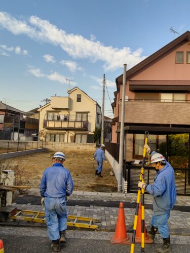 多摩川に面した空き地に立つ電柱　東京電力が撤去へ　市民の要望が実現